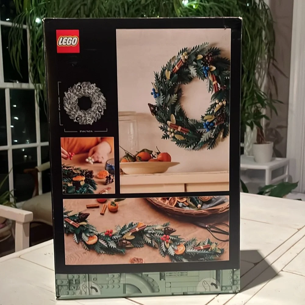LEGO Icons Botanical Collection (10340) Christmas Wreath - Picture 2 of 11